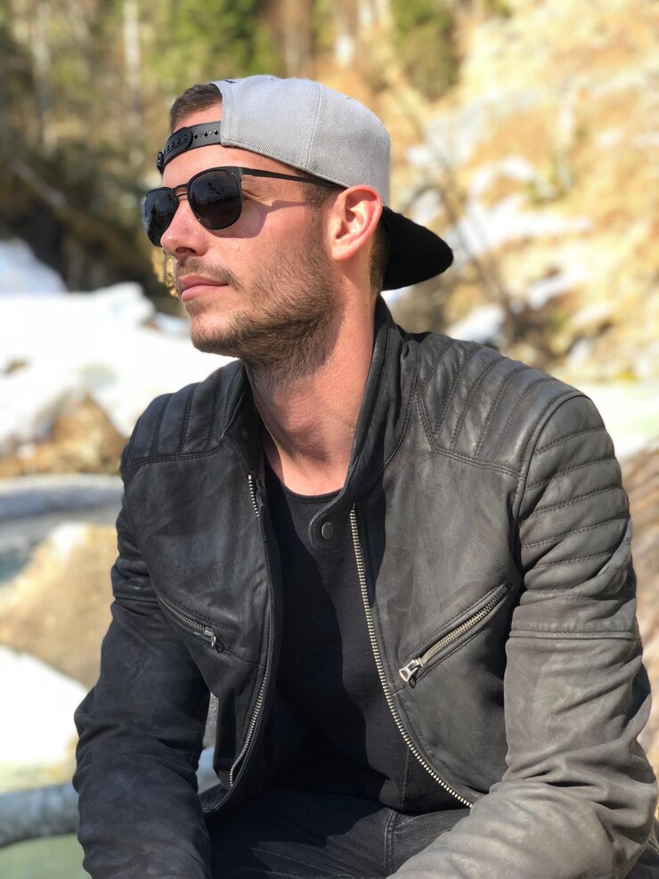 Photo portrait d'un jeune homme portant des lunettes de soleil
