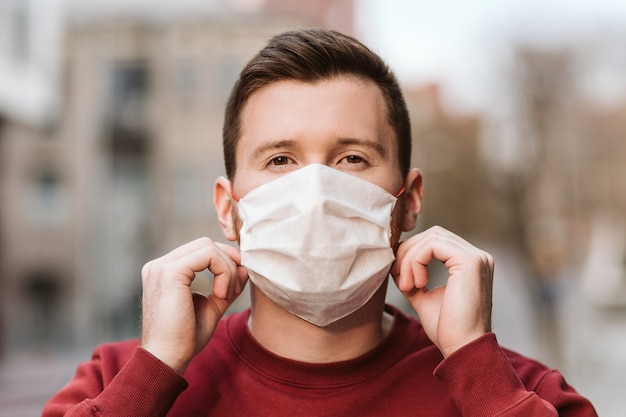 Portrait de jeune homme portant un masque facial