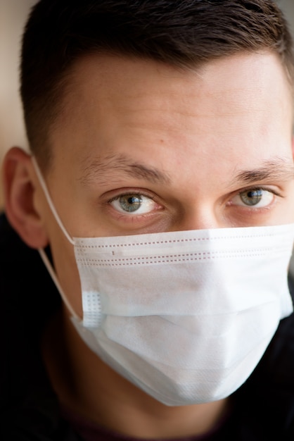 Portrait d'un jeune homme portant un masque de protection contre le coronavirus.