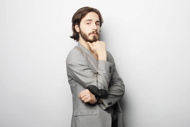 Portrait de jeune homme posant sur fond blanc