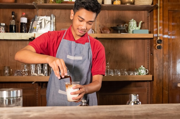 Portrait de jeune homme prépare un verre