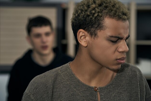 Photo portrait d'un jeune homme qui détourne le regard