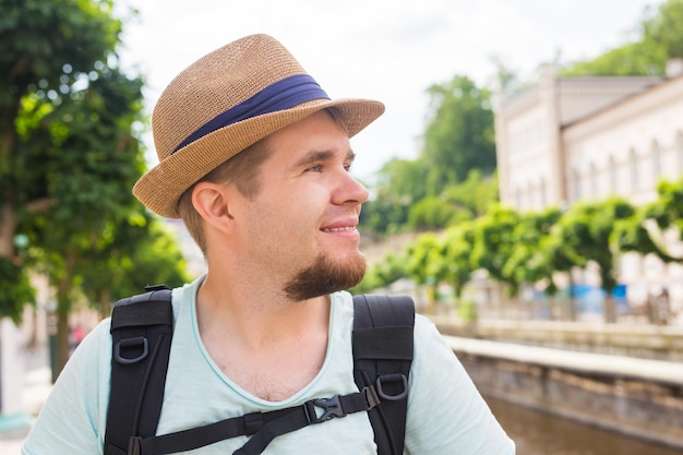 Photo portrait d'un jeune homme qui détourne le regard