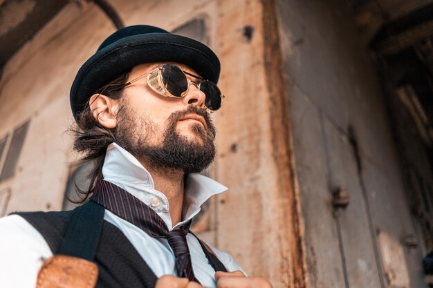 Photo portrait d'un jeune homme qui détourne le regard