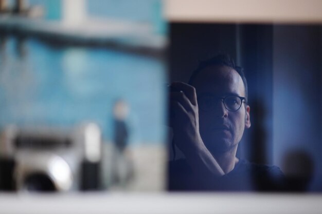 Photo portrait d'un jeune homme qui détourne le regard