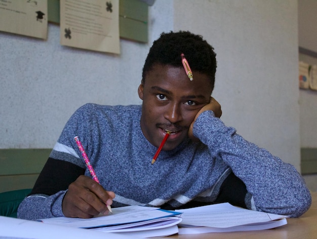Portrait d'un jeune homme qui étudie sur une table à la maison