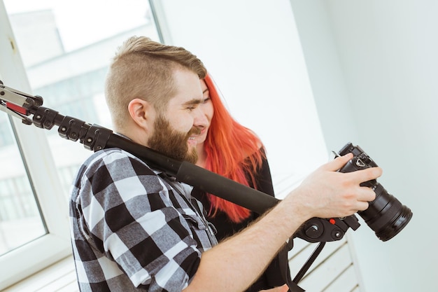 Photo portrait d'un jeune homme qui prend des photos à la maison