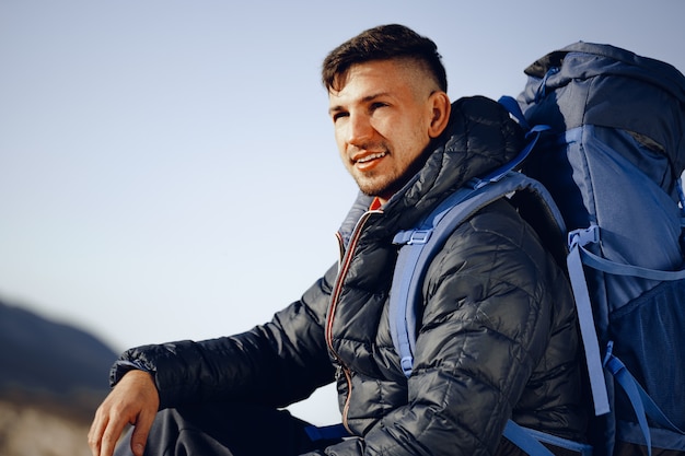 Portrait d'un jeune homme de race blanche en randonnée dans les montagnes