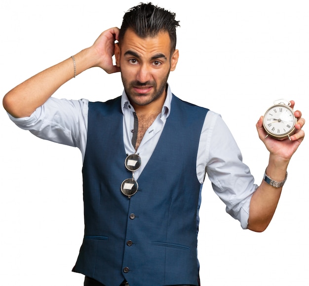 Photo portrait de jeune homme avec réveil