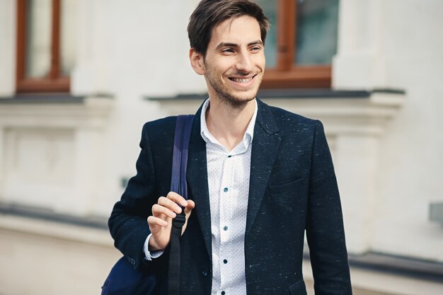 Portrait de jeune homme avec sac à dos dans la ville