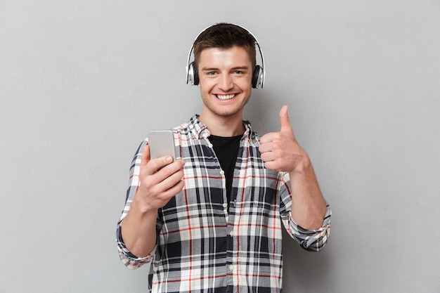 Portrait d'un jeune homme satisfait à l'écoute de la musique