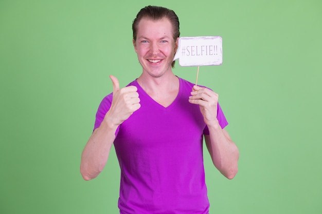 Portrait de jeune homme scandinave beau portant une chemise violette contre la clé de chrominance