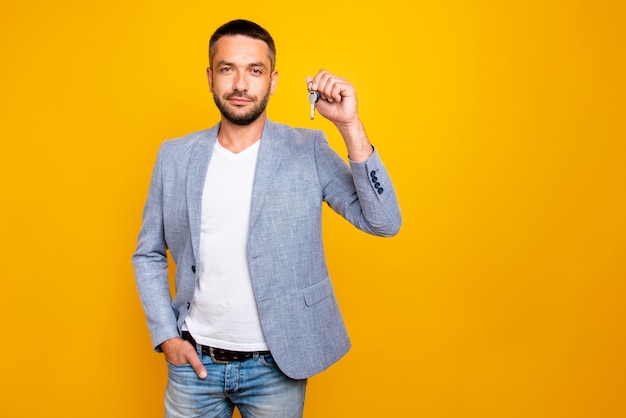 Portrait d'un jeune homme séduisant