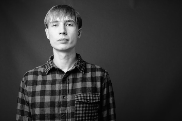 Photo portrait d'un jeune homme sérieux sur fond noir