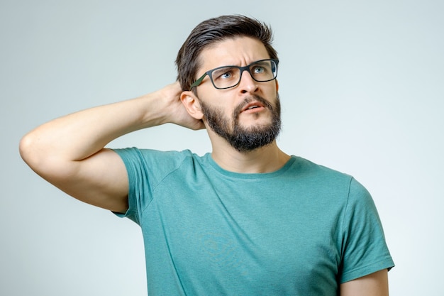 Portrait d'un jeune homme sérieux