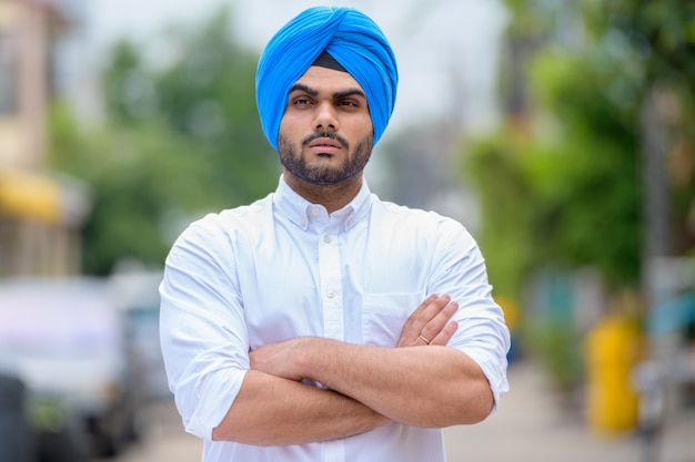 Portrait de jeune homme sikh indien barbu beau dans les rues à l'extérieur