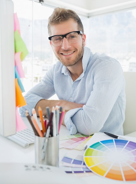 Portrait d&#39;un jeune homme souriant à l&#39;aide d&#39;ordinateur