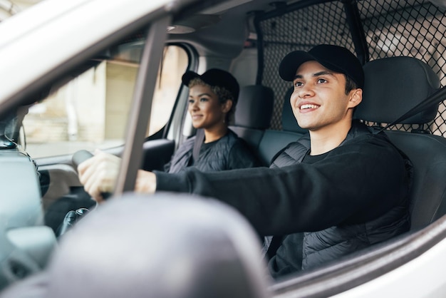 Portrait d'un jeune homme souriant assis dans une voiture