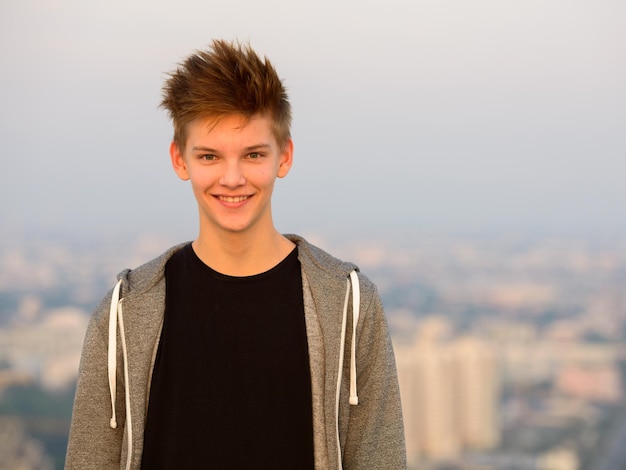 Photo portrait d'un jeune homme souriant debout contre le ciel