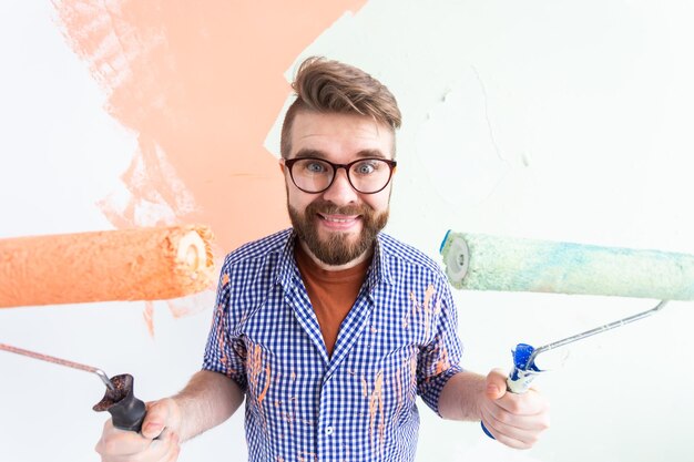 Portrait d'un jeune homme souriant debout contre le mur