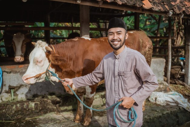 Portrait d'un jeune homme souriant debout dans le stylo