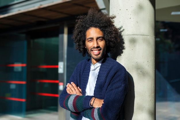 Portrait d'un jeune homme souriant debout à l'extérieur