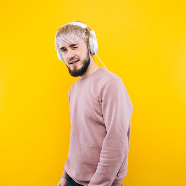 Portrait de jeune homme souriant debout sur fond jaune