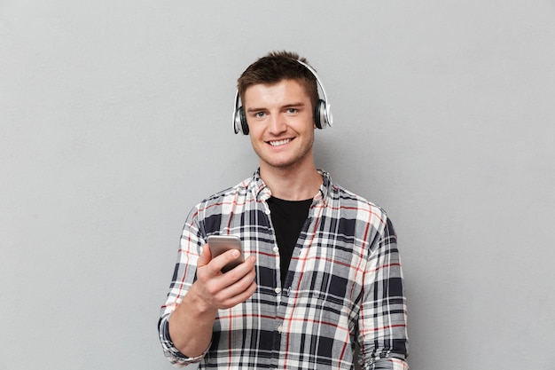 Portrait d'un jeune homme souriant à l'écoute