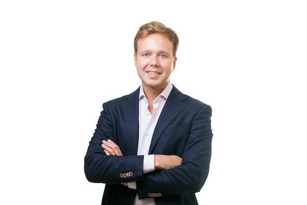 Portrait d'un jeune homme souriant sur un fond blanc