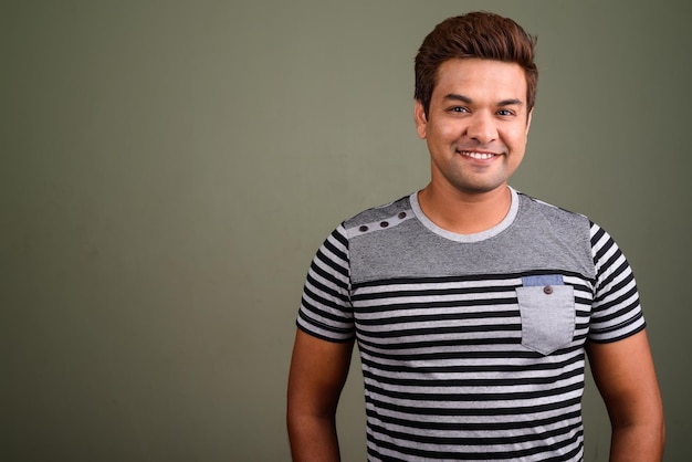 Photo portrait d'un jeune homme souriant sur un fond blanc