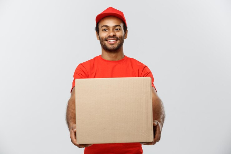 Photo portrait d'un jeune homme souriant sur un fond blanc