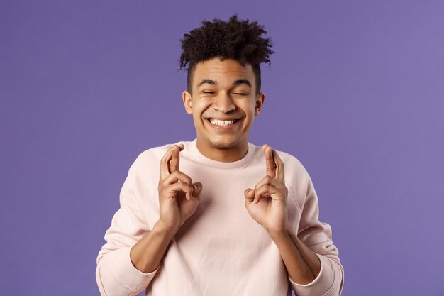 Photo portrait d'un jeune homme souriant sur un fond bleu