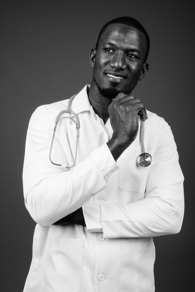Photo portrait d'un jeune homme souriant sur un fond noir