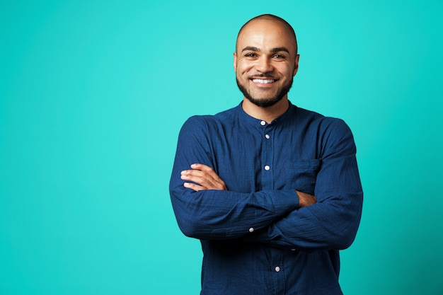 Portrait D'un Jeune Homme Souriant Gai à La Peau Sombre Sur Turquoise