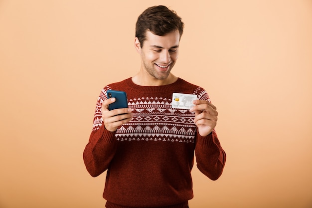 Portrait d'un jeune homme souriant habillé en pull