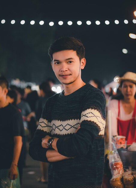 Portrait d'un jeune homme souriant la nuit