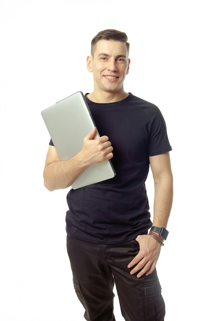 Portrait de jeune homme souriant avec ordinateur portable isolé