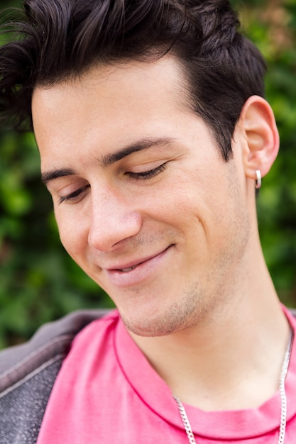 Portrait d'un jeune homme souriant pensif