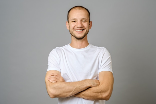 Portrait d'un jeune homme souriant, regardant la caméra