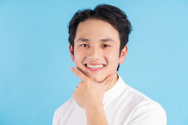 Portrait de jeune homme souriant et regardant devant