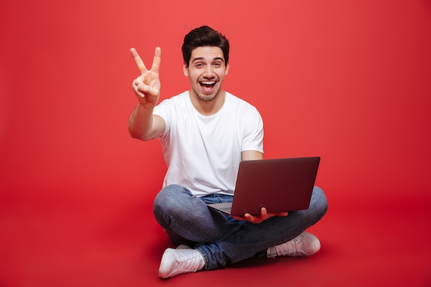 Portrait d'un jeune homme souriant en t-shirt blanc