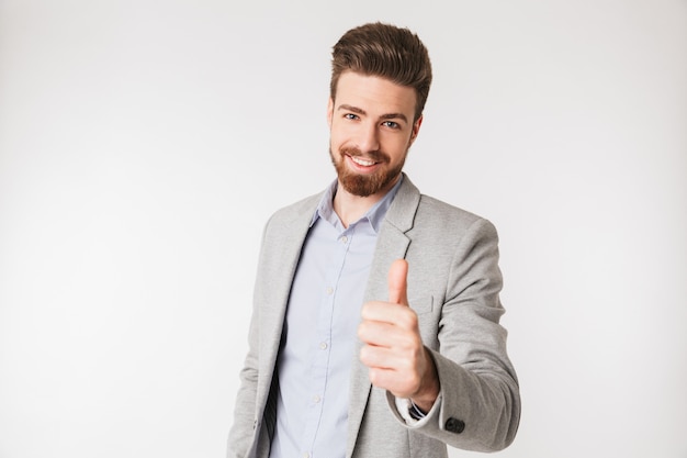 Portrait d'un jeune homme souriant vêtu d'une chemise