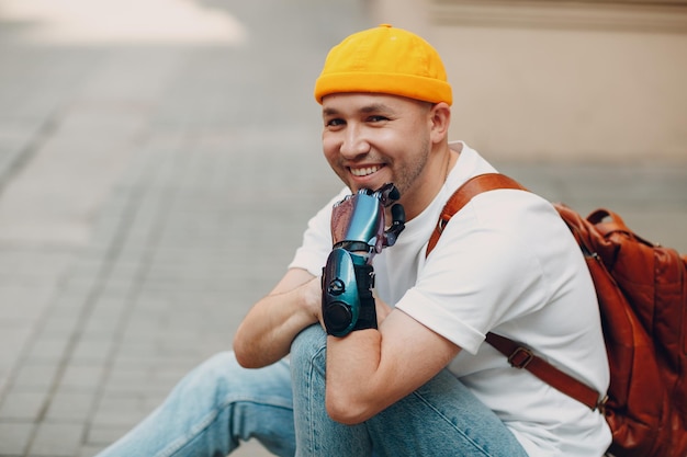 Photo portrait d'un jeune homme souriant