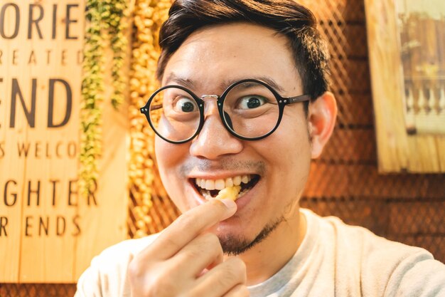 Photo portrait d'un jeune homme souriant