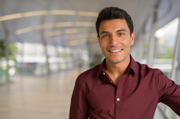 Portrait d'un jeune homme souriant