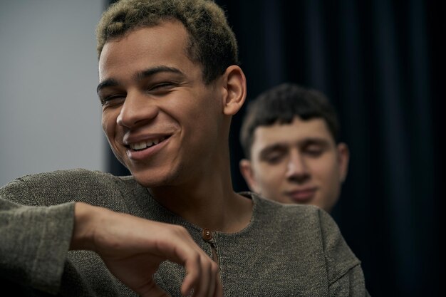 Photo portrait d'un jeune homme souriant