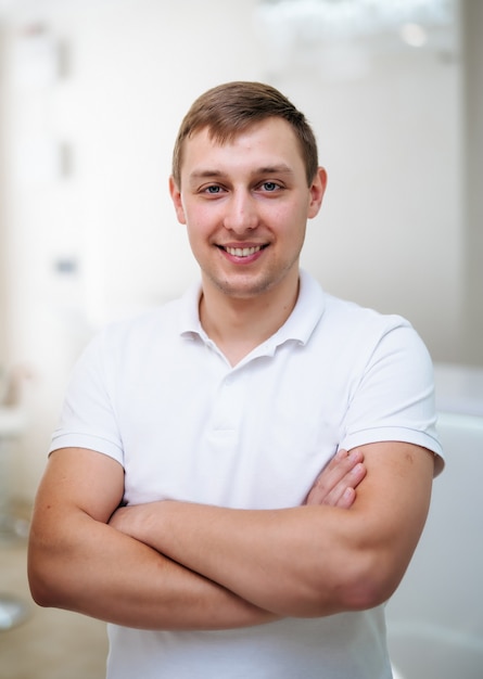 Portrait d'un jeune homme souriant