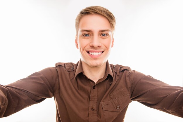 Portrait d'un jeune homme souriant