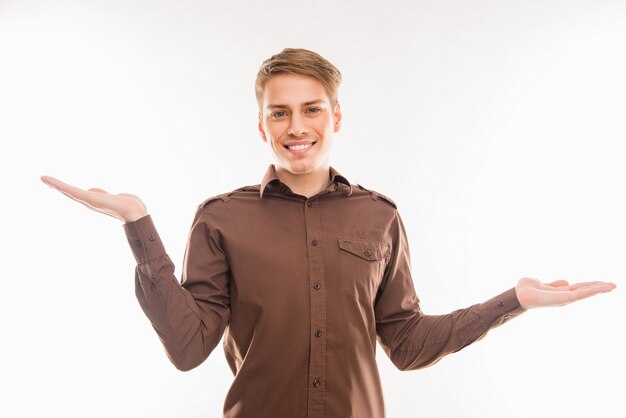 Portrait d'un jeune homme souriant