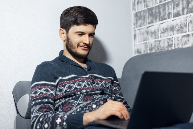 Portrait de jeune homme souriant